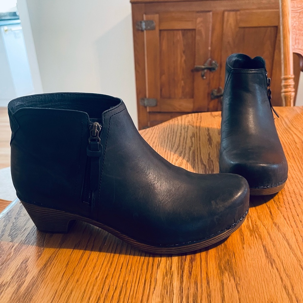 Dansko oiled up ankle boots with side zipper. Size 41/10